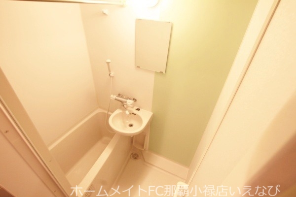 バス・シャワールーム　※別部屋のお写真となります。