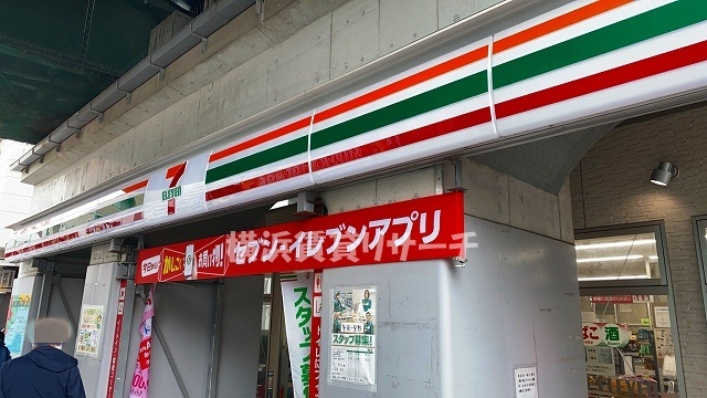 コンビニ　セブンイレブン京急ＳＴ黄金町店（コンビニ）まで121m