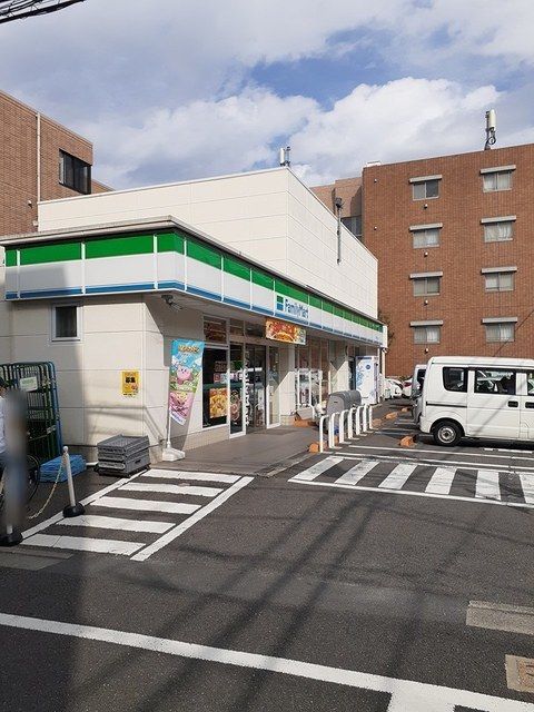 コンビニ　ファミリーマート世田谷二丁目店（コンビニ）まで300m