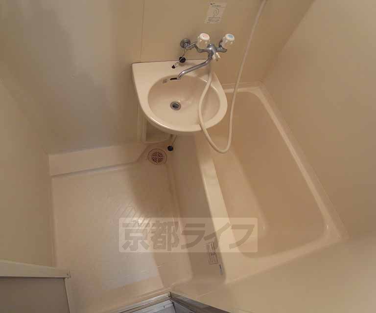 バス・シャワールーム　ゆったり浸かれるバスルームです。