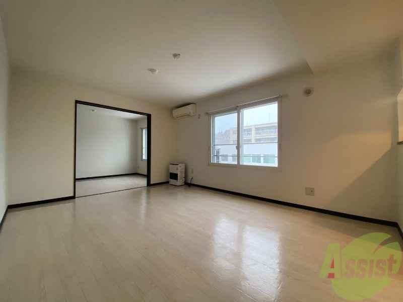 居室・リビング　広くてキレイなお部屋が広がっていて、充実した生活が送れそう。