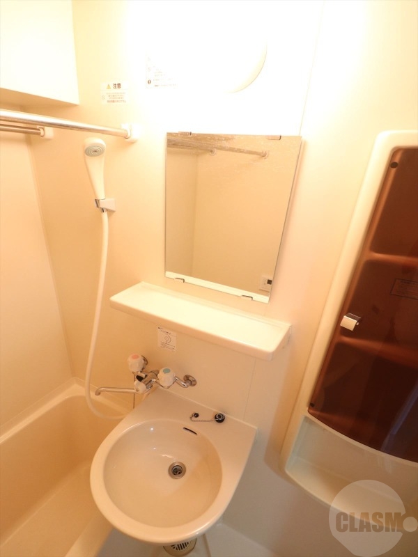 洗面設備　鏡付いてます