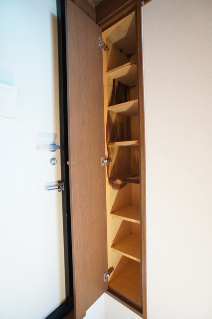 その他設備　玄関には広々とした下駄箱が設置されています♪