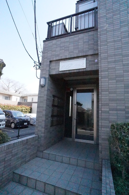 エントランス　エントランスはオートロック式で安心です☆