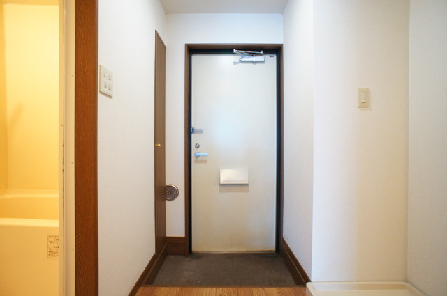 玄関　周辺にはスーパーやコンビニなどがあり、お買い物に便利です！