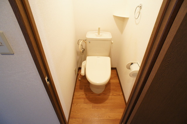 トイレ　白を基調にした空間で清潔感のあるトイレです♪