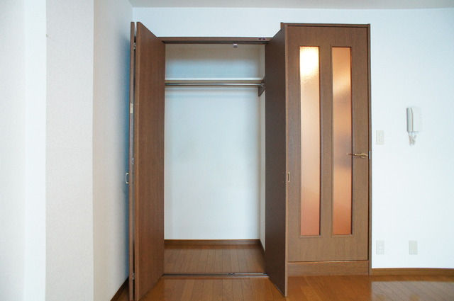 収納　パイプハンガーがあると、畳まず衣類を掛けれて便利ですね♪