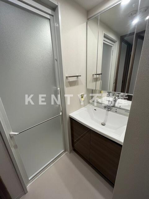 洗面設備　ゆったりとスペースのある洗面所