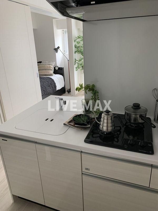 キッチン　モデルルームです・家具小物類はつきません 床の色は奇数階ホワ