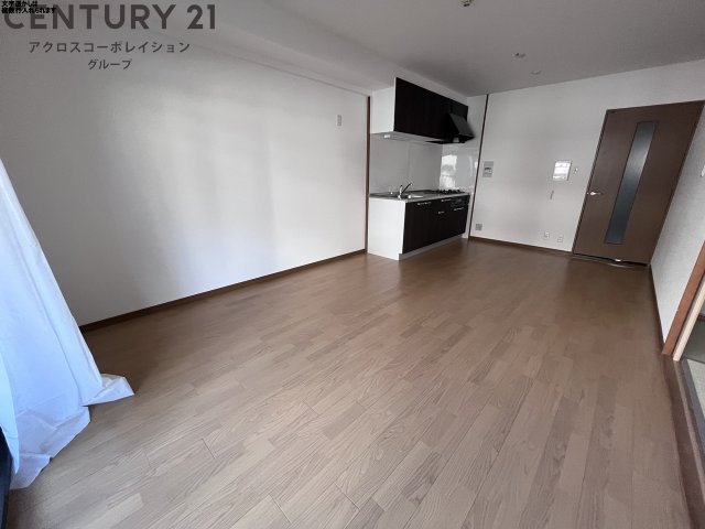 居室・リビング　床色が明るい色合いで、とてもきれいです。