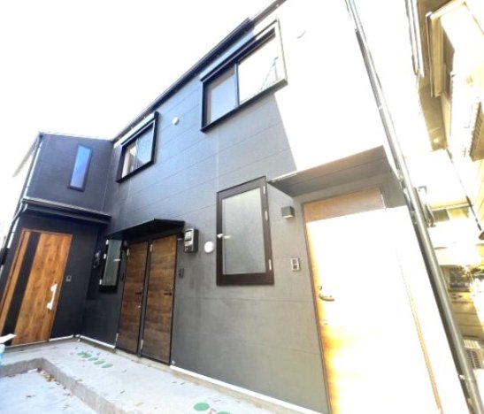 建物外観　シンプルで落ち着いたデザインの外観です