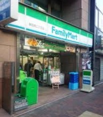 コンビニ　ファミリーマート飯田橋二丁目店（コンビニ）まで105m