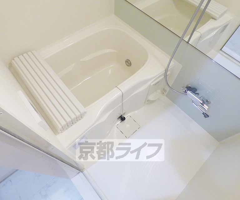 バス・シャワールーム　清潔感のあるバスルーム。