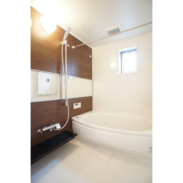 バス・シャワールーム　小窓は日中の換気に便利