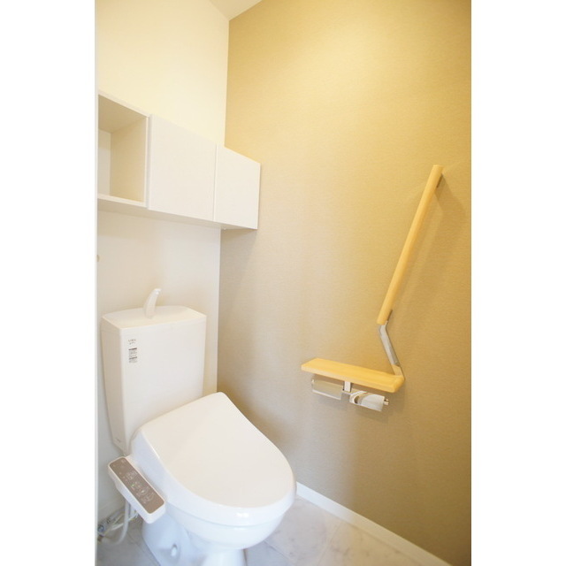 トイレ　気遣いを感じる棚やホルダー