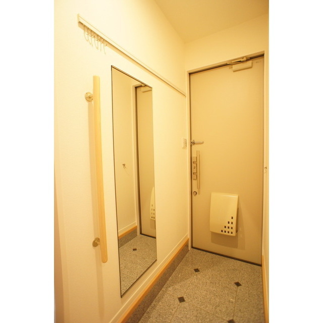 玄関　全身鏡が便利な玄関