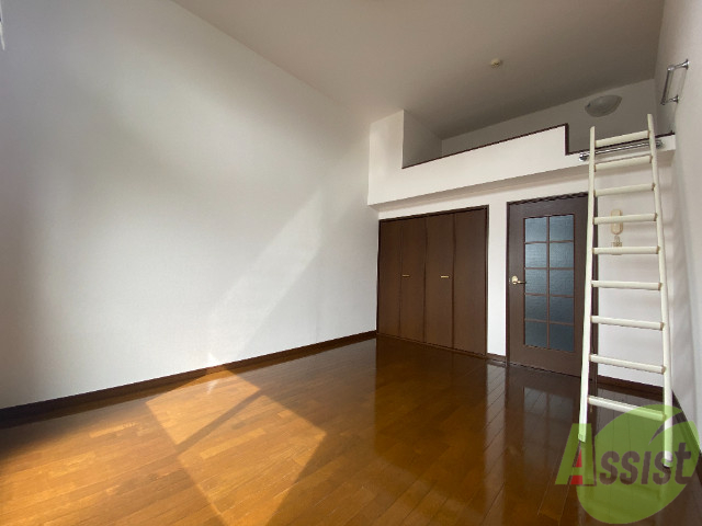 その他部屋・スペース　お部屋を別角度から。ロフトへの階段がオシャレですね。