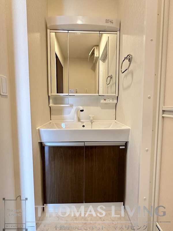 洗面設備　嬉しい三面鏡タイプの洗面台