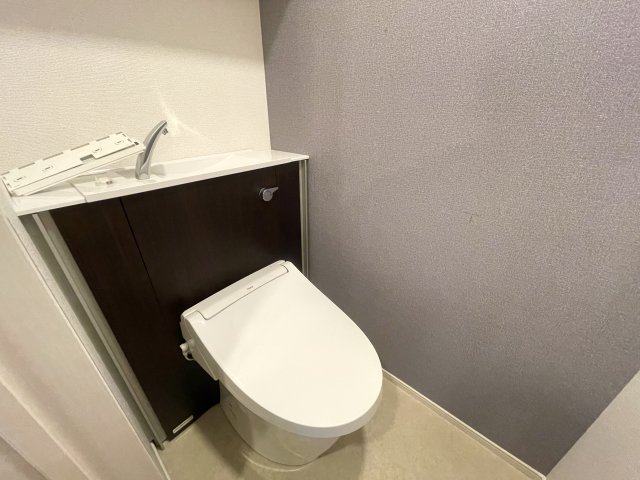 トイレ　落ち着いた色調のトイレです