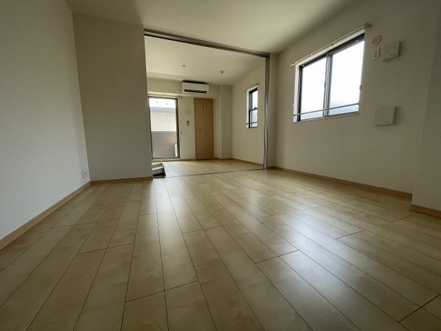 居室・リビング　落ち着いた色合いの床材を使用した居住空間です。