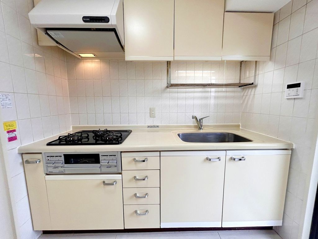 キッチン　システムキッチン・三ツ口ガスコンロ