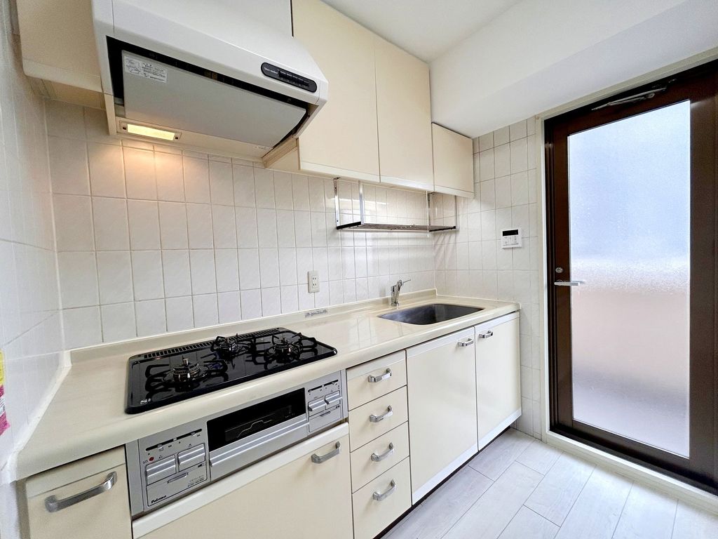 キッチン　バルコニーに出る勝手口あり