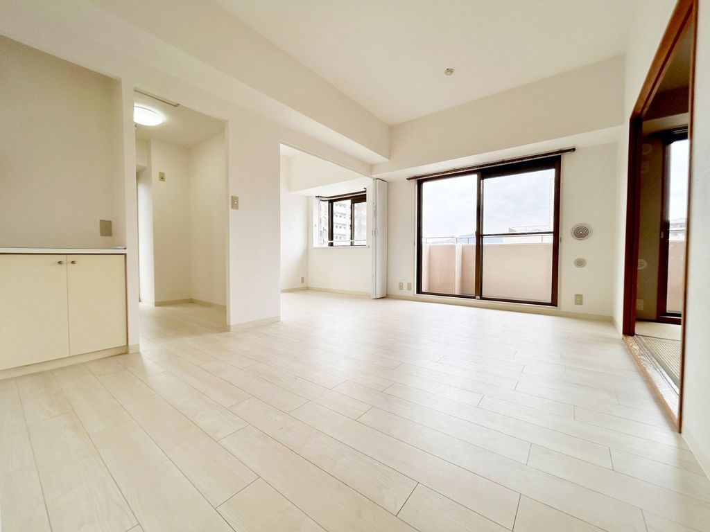 居室・リビング　白を基調とした明るいリビング