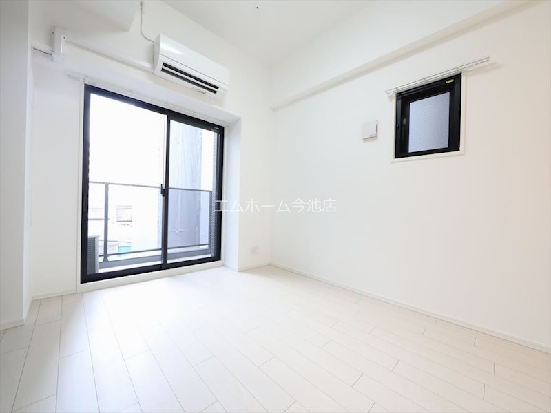 バルコニー　洋室7.9帖　エアコン付　バルコニーに面しています