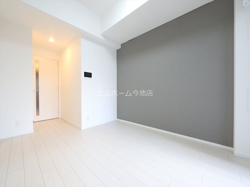 居室・リビング　洋室7.9帖　エアコン付　バルコニーに面しています