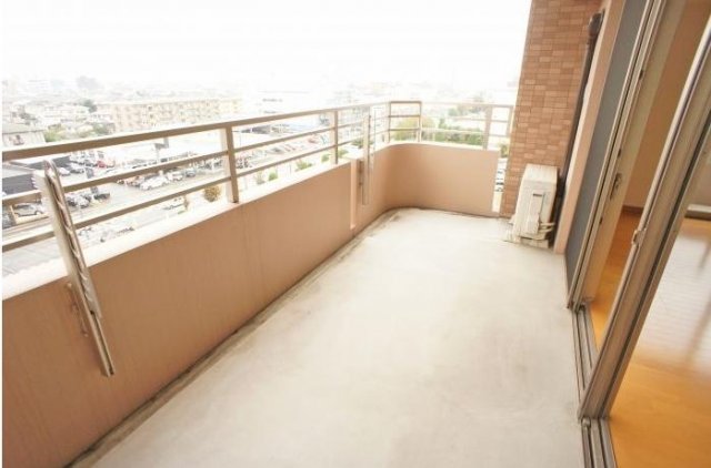 バルコニー　お洗濯にも便利なバルコニー付き