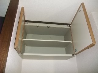 玄関　玄関吊戸棚