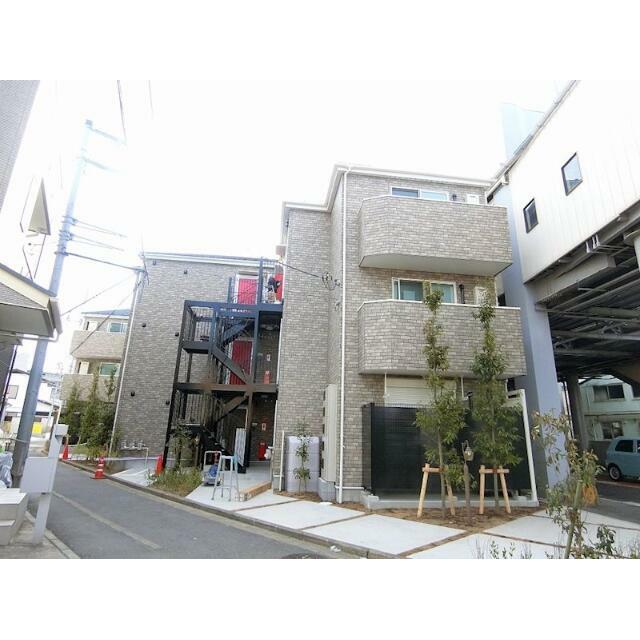 建物外観　白が基調の明るい室内は、ドアの色がアクセントです♪広々！