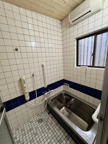 バス・シャワールーム　浴室乾燥機付きのバスルームです。