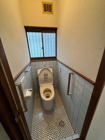 トイレ　フタ、便座とも自動開閉できる温水便座です。