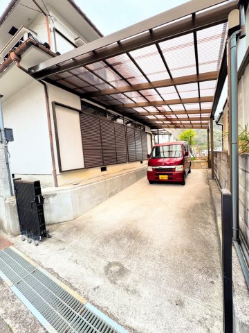 駐車場　2台縦に並んで駐車できる十分なスペース