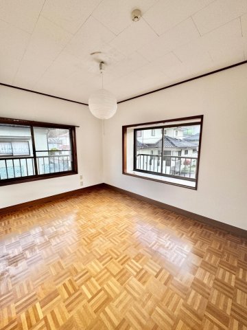 その他　建物奥側に、屋外の作業スペースが。屋根付きで雨の日も便利。