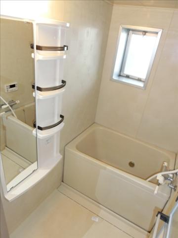 バス・シャワールーム　便利な収納棚付です