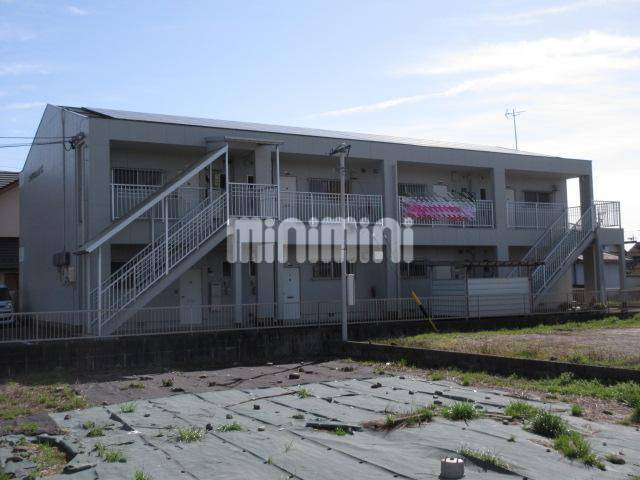 建物外観　２階建てマンションタイプの物件です。