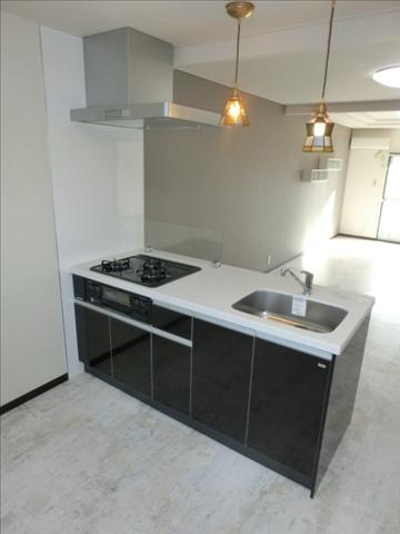 キッチン　おしゃれな照明付きのシステムキッチン