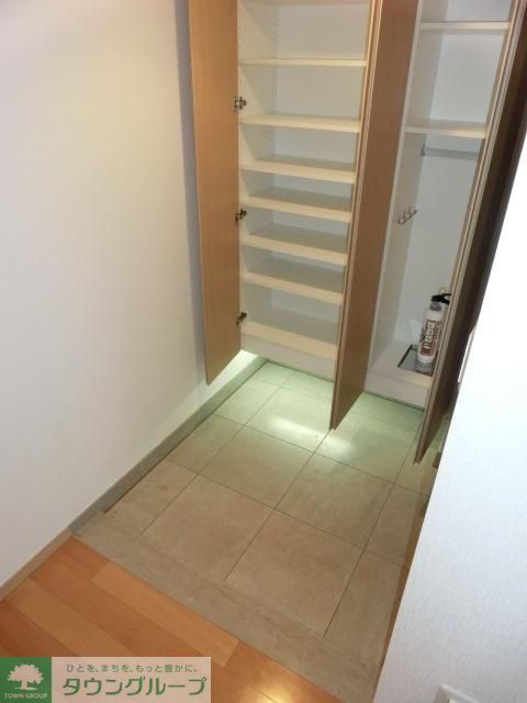 玄関　玄関大きな下駄箱あり