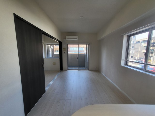 居室・リビング　別号室撮影の為、床クロス等色が異なることがあります。