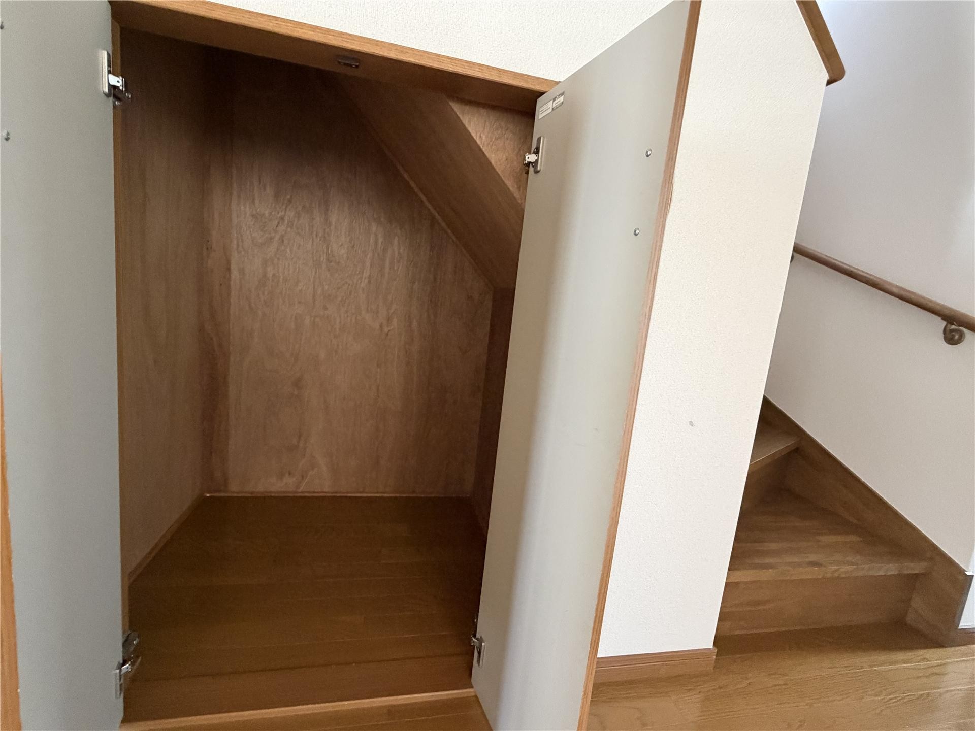 収納　階段下収納