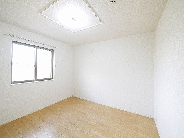 その他部屋・スペース　開放的な寝室です