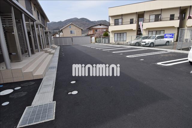 駐車場　駐車場スペース広々しています。