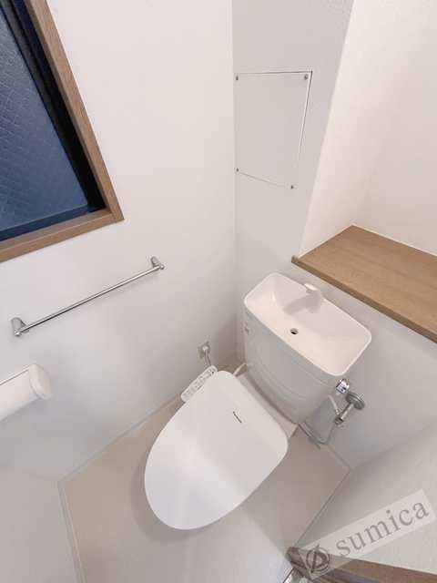 トイレ　人気アイテムの温水洗浄便座。清潔感のあるトイレです。