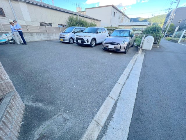 駐車場　駐車のしやすい広めの駐車場です。