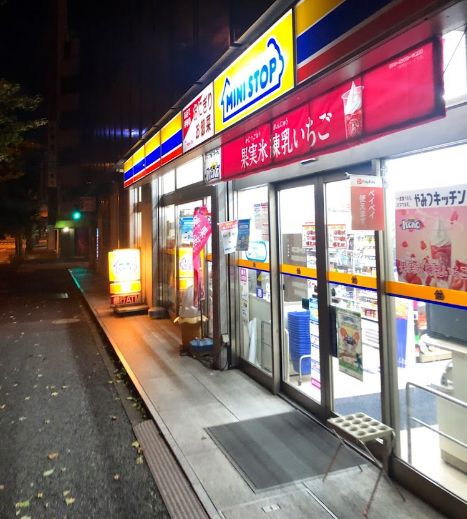 コンビニ　ミニストップ神田鍛冶町店（コンビニ）まで142m