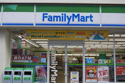 コンビニ　ファミリーマート 大伝馬町店（コンビニ）まで143m