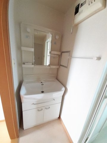 洗面設備　ゆったりとスペースのある洗面所
