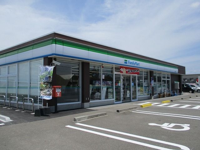 コンビニ　ファミリーマート新富店（コンビニ）まで950m